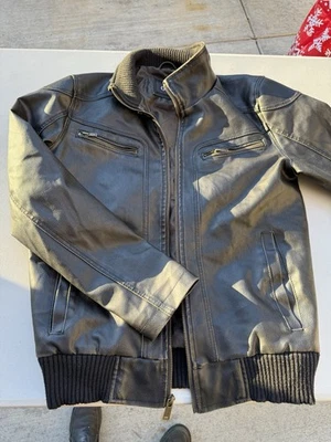 Chaqueta bomber Guess para mujer talla pequeña  Foto 1 de 4