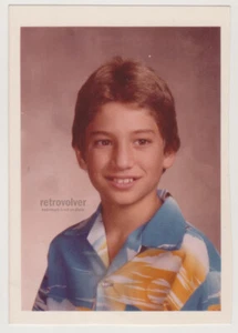 Schuljunge Vibe Teen Junge junger Mann posiert in lebendigem Hawaiihemd Portrait Foto - Bild 1 von 7