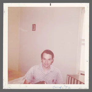 Fundfoto 1972 Mann sitzt im Zimmer an leerer Wand 3,5 x 3,5  - Bild 1 von 2