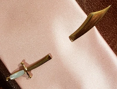 Cierre de corbata de espada vintage - latón / madreperla Foto 1 de 4