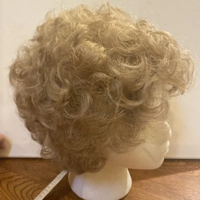 Peluca Paula Young Esponjosa Corta Rizada Elegante Sintética Rubia Promedio Foto 1 de 4