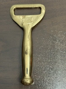 VINTAGE Birra Schlitz anni 50 ottone massiccio rompighiaccio/fangola/apribottiglie 5" - Foto 1 di 4