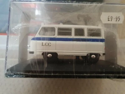 OXFORD DIECAST 76JM004, MORRIS J2, LONDON AMBULANCE, 1:76 SCALE - Image 1 of 4