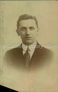 VINTAGE REAL PHOTO PHOTOGRAPH OF A YOUNG MAN STUDIO SHOT SUIT  - Foto 1 di 2