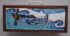 P51 Mustang WWII Flugzeug Fused Art Glas Holz Schatzkiste Schmuck Teebeutel Ecuador - Bild 1 von 3