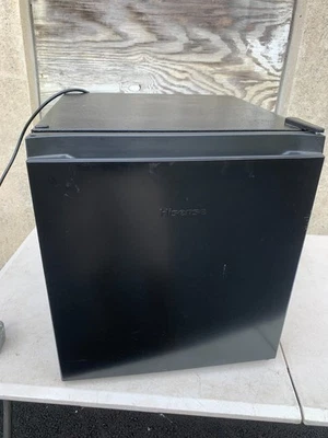 Mini refrigerador Hisense modelo WMS017M6XBE encimera negra recogida local 1,6 Foto 1 de 4
