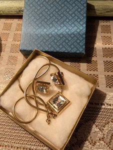 Miscellaneous Avon Necklaces Some With Clip Earrings - Picture 1 of 11