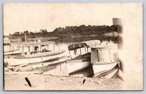 Lanzamiento Man in Motor "Xenia" atracado con otros barcos con dosel en un río RPPC - Imagen 1 de 2