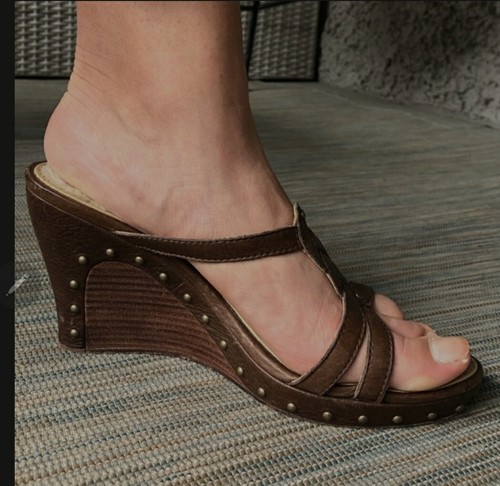 Sandali slip on UGG taglia 8 5 donna marroni in pelle borchie legno zeppa plateau