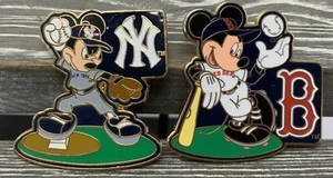 Prendedor de colaboración Mickey Mouse de béisbol de los New York de los Medias Rojas de Boston de Disney - Imagen 1 de 4