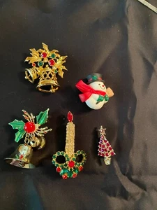 5er SET BROSCHEN/ANSTECKNADELN Weihnachten/Feiertag, Glocken, Baum, Schneemann, Kerze - Bild 1 von 7
