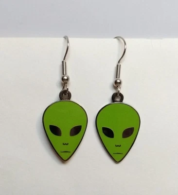 Pendientes de gancho colgantes de metal esmaltado verde área 51 extraterrestre cabeza OVNI de colección Alberts Foto 1 de 4