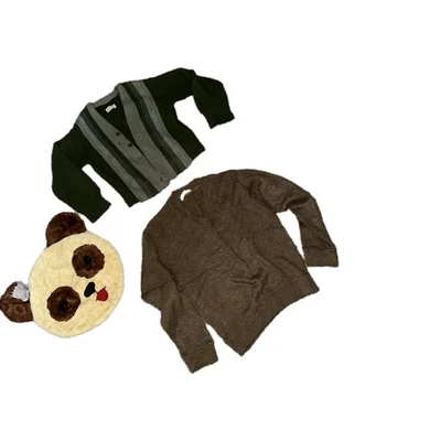 CUATRO SUÉTERES NIÑOS AÑOS 60 2 cárdigans acrílicos verdes, 2 pull overs marrones y bolsa Foto 1 de 4