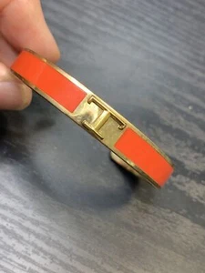 Vintage schönes hochwertiges Gold Metall Initialen T-Shirt hellrot Designer Manschette Armband - Bild 1 von 10