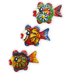 Magnete calamita in ceramica siciliana a forma di Pesce con decoro casuale - L 5 - Imagen 1 de 6