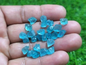 25 Teile Konvolut Größe 8-10 mm schöner blauer Apatit roh für Schmuck lose Edelsteine - Bild 1 von 6