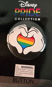Disney Rainbow Pride Herz Hände Knopf - NEU - Bild 1 von 2
