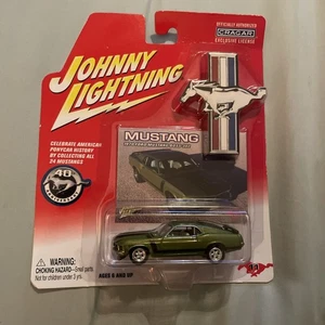 1/64 JOHNNY LIGHTNING 1970 FORD MUSTANG BOSS 302 VERDE CON STRISCE NERE - Foto 1 di 2