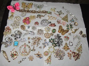 2 LB Lot VINTAGE RHINESTONE JEWELRY - MOSTLY PINS - FOR PARTS/REPAIR/CRAFTS - Picture 1 of 10