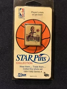 Vintage 90er 1992 Karl Malone Utah JAzz NBA Star Pins Salem Karikatur Postbote - Bild 1 von 2