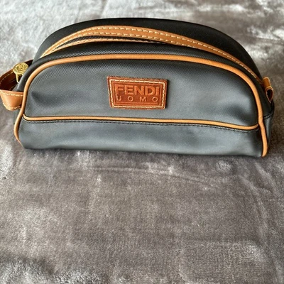 Bolsa de cosméticos Fendi bolsa de afeitado accesorios de viaje negro tostado sin usar Foto 1 de 4