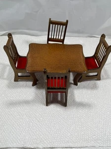 Set da pranzo casa delle bambole scala 1:12 tavolo in legno e 4 sedie in velluto rosso vintage - Foto 1 di 7
