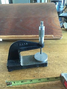 "SOPORTE COMPARADOR DE MICRÓMETRO MARRÓN AFILADO 5 1/2"" X 2"" - Imagen 1 de 5