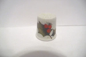 THIMBLE VINTAGE PORCELAIN BAREUTHER GERMANY HOLLY LEAVES &BERRIES - Picture 1 of 5