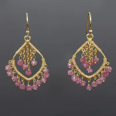 Orecchini pendenti a forma di lampadario con perline di zaffiro rosa,... - Immagine 1 di 4