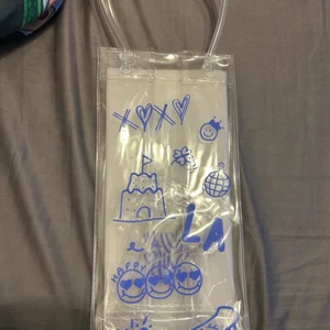 Official Itzy 2024 Season’s Greetings Chilling Bag - Picture 1 of 3