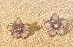 Pendientes de flores vintage de esmalte púrpura y diamantes de imitación bisutería sin respaldo - Imagen 1 de 2