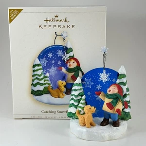 NUEVO adorno Hallmark - 2006 atrapa copos de nieve - niño con perro - se ilumina - Imagen 1 de 15