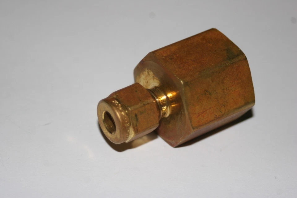 1/4 Tube x 1/2 FNPT Brass Female Connector Fitting Parker 4FSC8N-B - Image 1 of 3