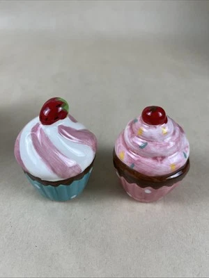 NUEVO EN CAJA Amici Home Cupcakes Esmerilados Saleros y Pimenteros Rosa y Azul Leer Foto 1 de 4
