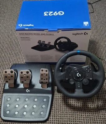 Logitech G923 Racing Wheel & Pedals + Shifter - für PS5, PS4 - Guter Zustand - Bild 1 von 4
