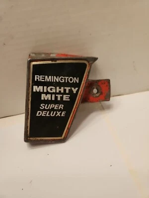 Remington Mighty Mite Super Deluxe chainsaw clutch side cover red. Bin59 - Image 1 of 3