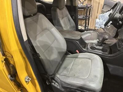 CHEVROLET COLORADO 2015-2022 ASIENTO DELANTERO DERECHO CUBO VINILO DOBLE CABINA Foto 1 de 4