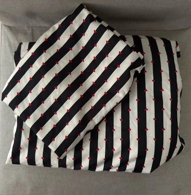 Sábana plana Betsey Johnson y 1 funda de almohada a rayas negras con corazones rojos Foto 1 de 4