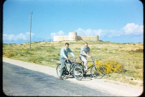 Diapositiva de 35 mm de colección de los años 50 - USAF militares en bicicletas Oriente Medio - RB Kodachrome - Imagen 1 de 1