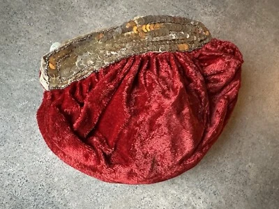 Bolso sin asas de noche pequeño de terciopelo rojo vintage de los años 30 con lazo para dedos lentejuelas doradas cremallera Foto 1 de 4