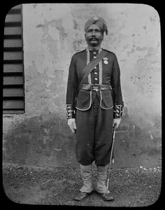 A MADRAS INFANTRY OFFICER INDIA C1890 Magic Lantern Slide PHOTO SOLDIER - Picture 1 of 3