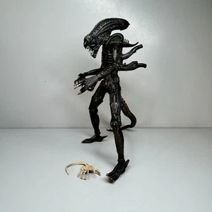 Alien Xenomorph 9" Action Figure with Face Hugger 2004 McFarlane Toys - Picture 1 of 24