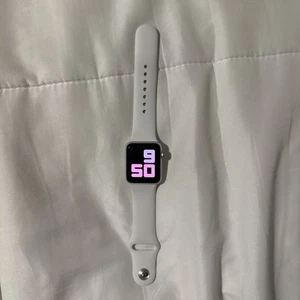 Apple iWatch série 3 42 mm très bon état argent - Photo 1 sur 3