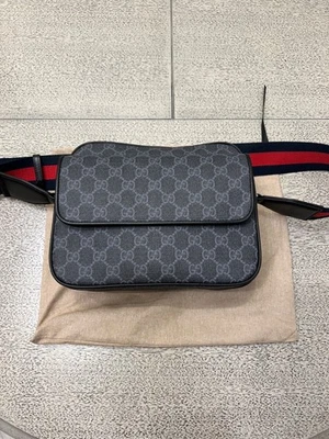 BOLSO DE HOMBRO PEQUEÑO DE LONA GG SUPREME NEGRO USADO GUCCI PARA HOMBRE Foto 1 de 4