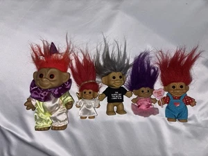 Konvolut 5 alte Troll Puppen - 1 mittelgroße & 4 kleine - alle mit Kleidung - Bild 1 von 7