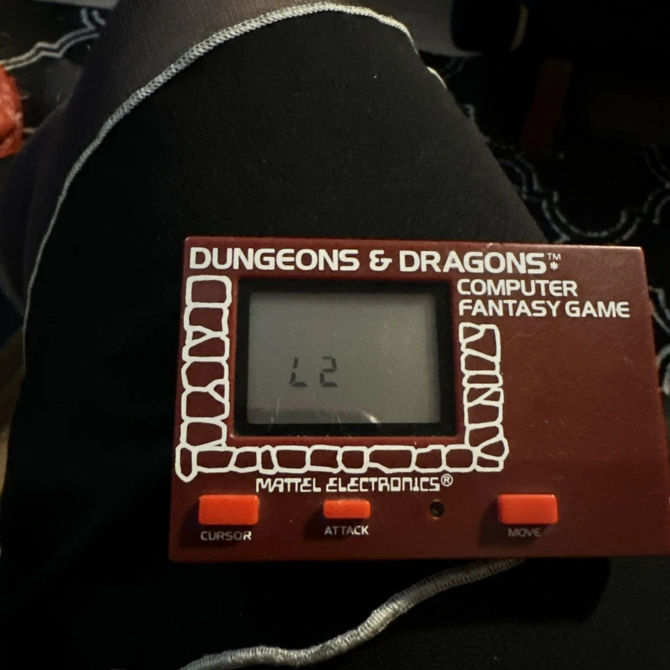 Винтажная портативная видеоигра MATTEL Electronic DUNGEONS & DRAGONS - Изображение 1 из 4