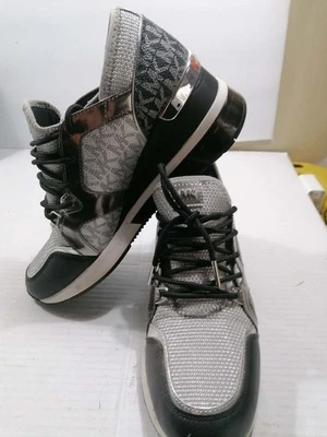 MICHAEL KORS BLACK/ SILVER WOMENS TENNIS SHOE SIZE 8M PRE OWNED WITHOUT BOX - Image 1 of 4