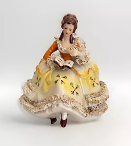 Dama de encaje victoriana vintage de Dresde sentada en una silla leyendo un libro - Imagen 1 de 7