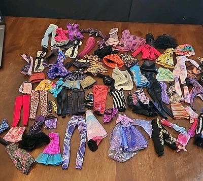 Lote Ropa Muñeca Monster High Trajes Faldas Prendas para el torso Vestidos Pantalones Foto 1 de 4