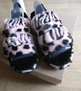 UGG Damen Hausschuhe W Fluff YEAH Gr 41 UK 8 Animalia Lammfell Animal Print Rosa - Bild 1 von 11